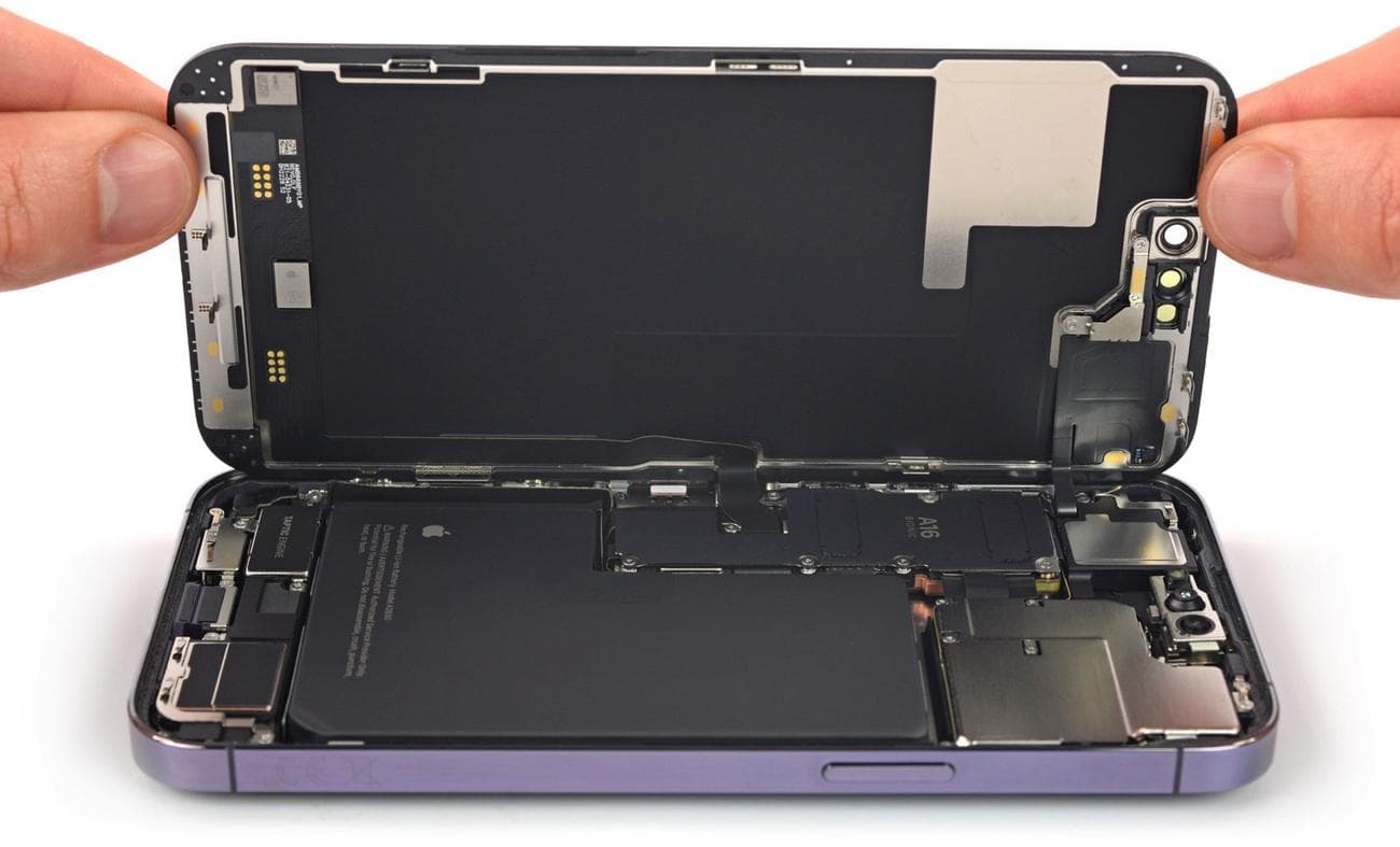 Καταστροφή του iPhone 14 Pro Max του iFixit.