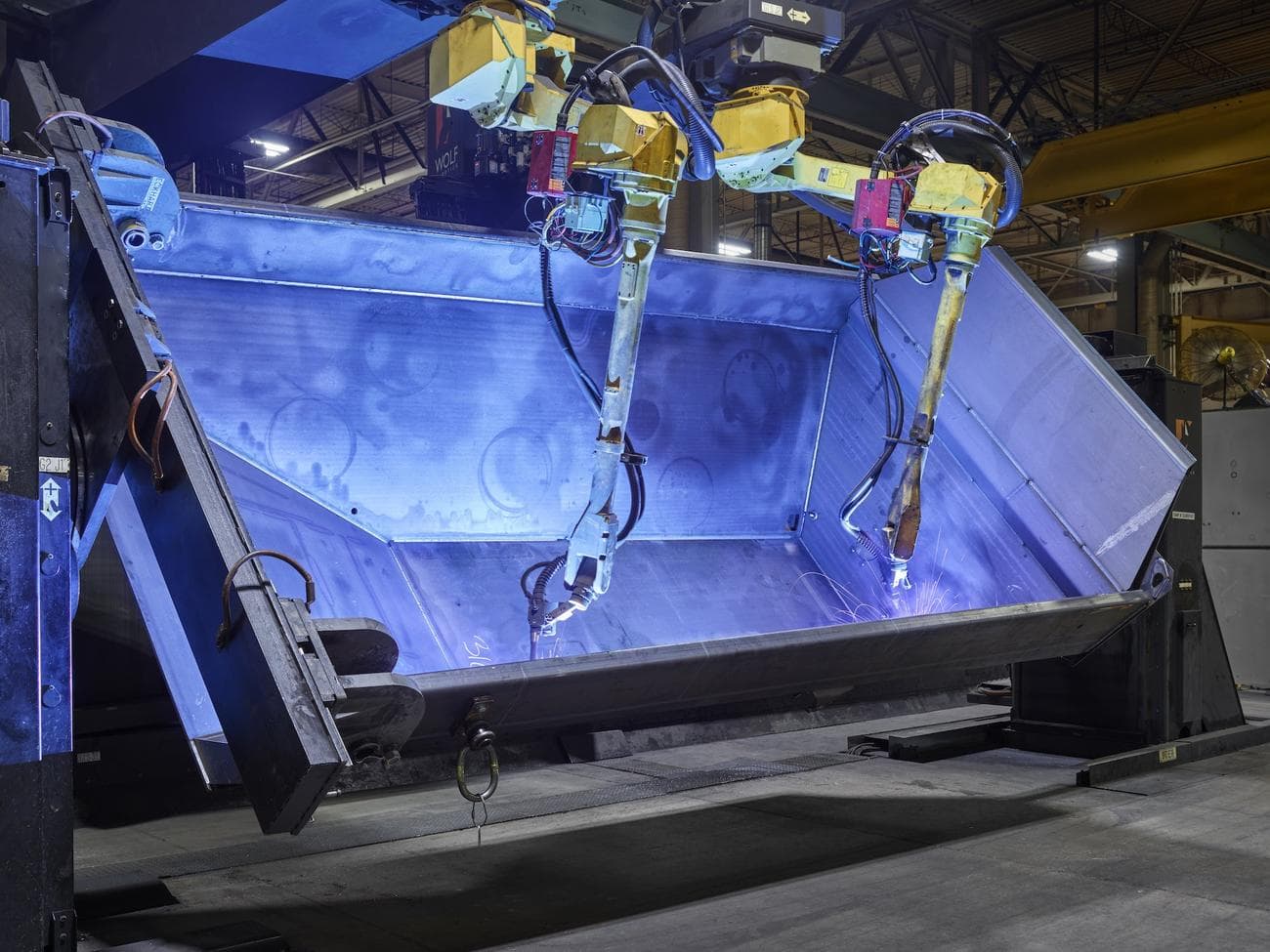 ένας κάδος ανατρεπόμενου φορτηγού John Deere που συγκολλάται σε ένα εργοστάσιο