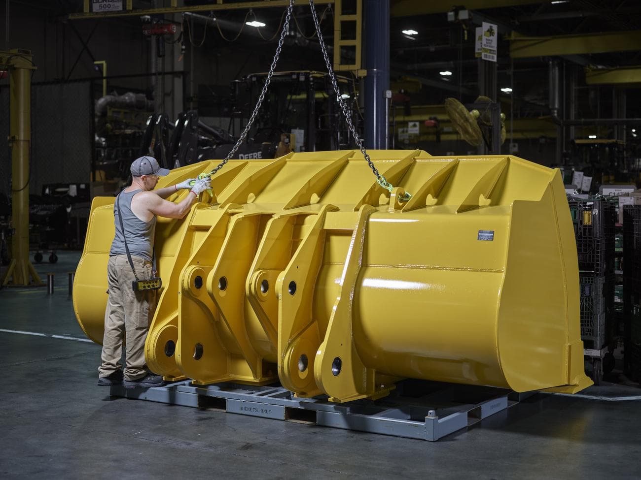 John Deere κίτρινος κουβάς σε ένα εργοστάσιο