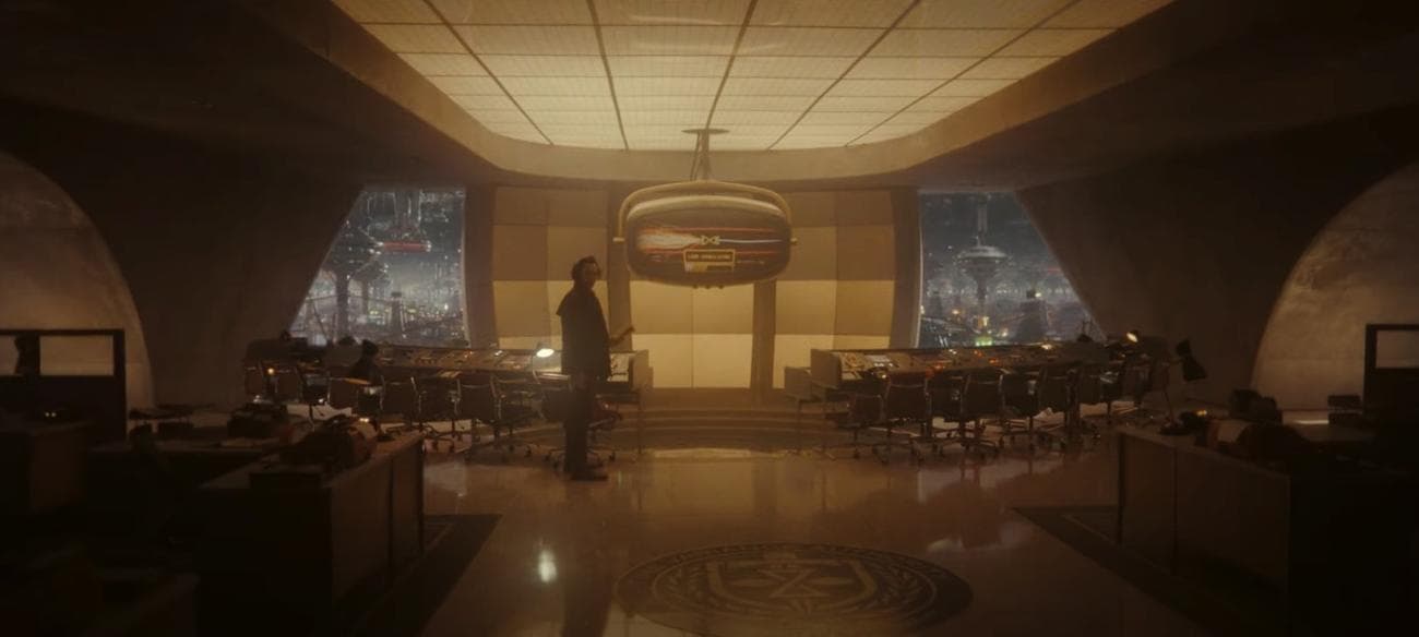 Δώστε προσοχή στην οθόνη πίσω από τον Loki (Tom Hiddleston).