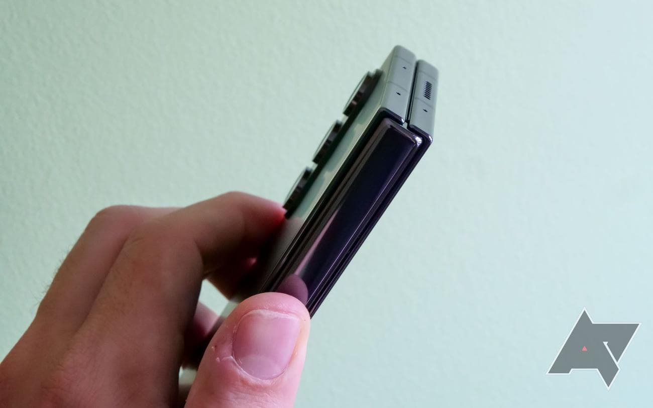 , Is the folding screen worth an extra $700?, TechWar.gr