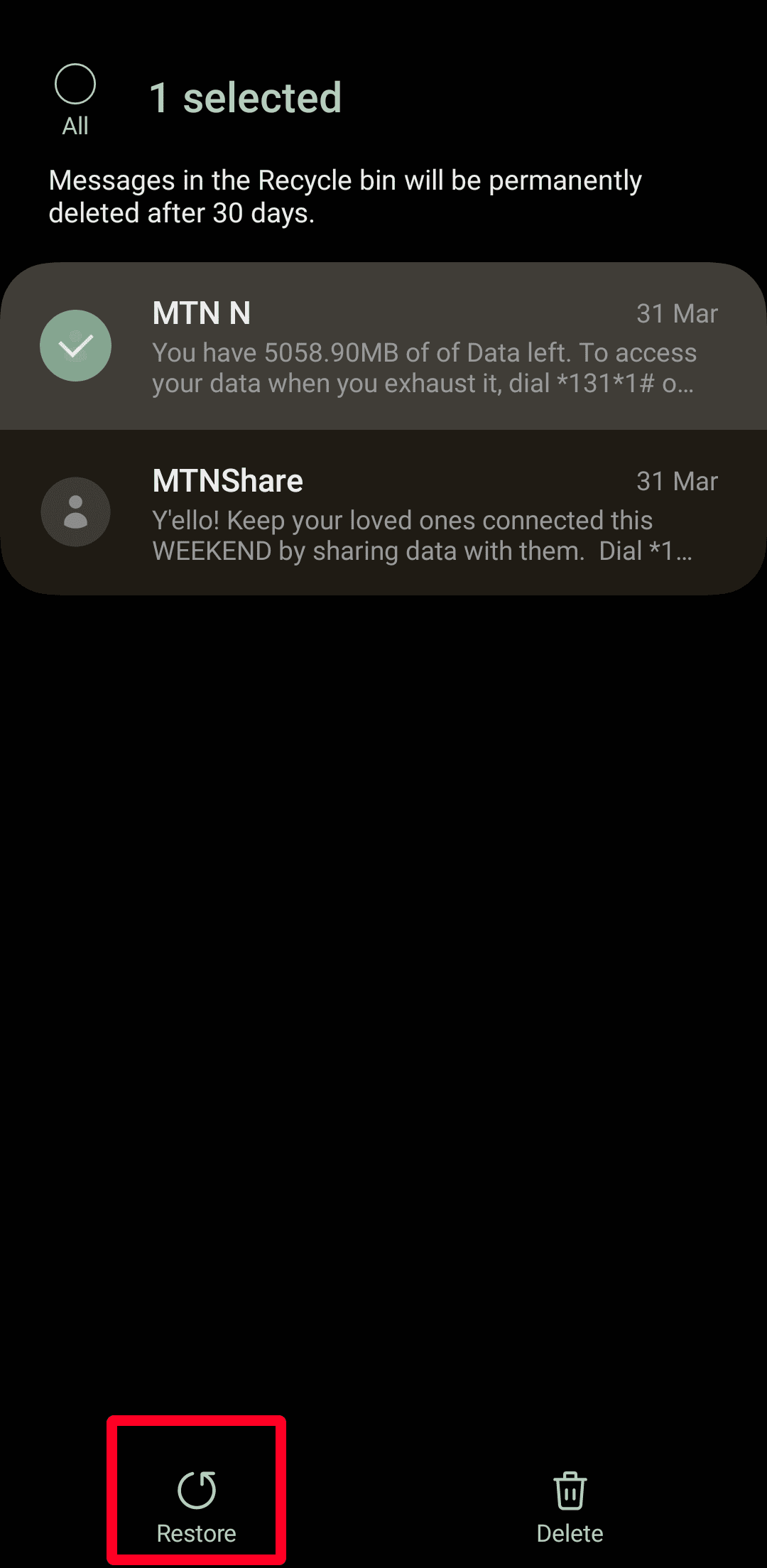 Ο κάδος ανακύκλωσης στην εφαρμογή Samsung Messages με επιλεγμένο ένα μήνυμα κειμένου και ένα κόκκινο πλαίσιο γύρω από το κουμπί επαναφοράς στο κάτω μέρος