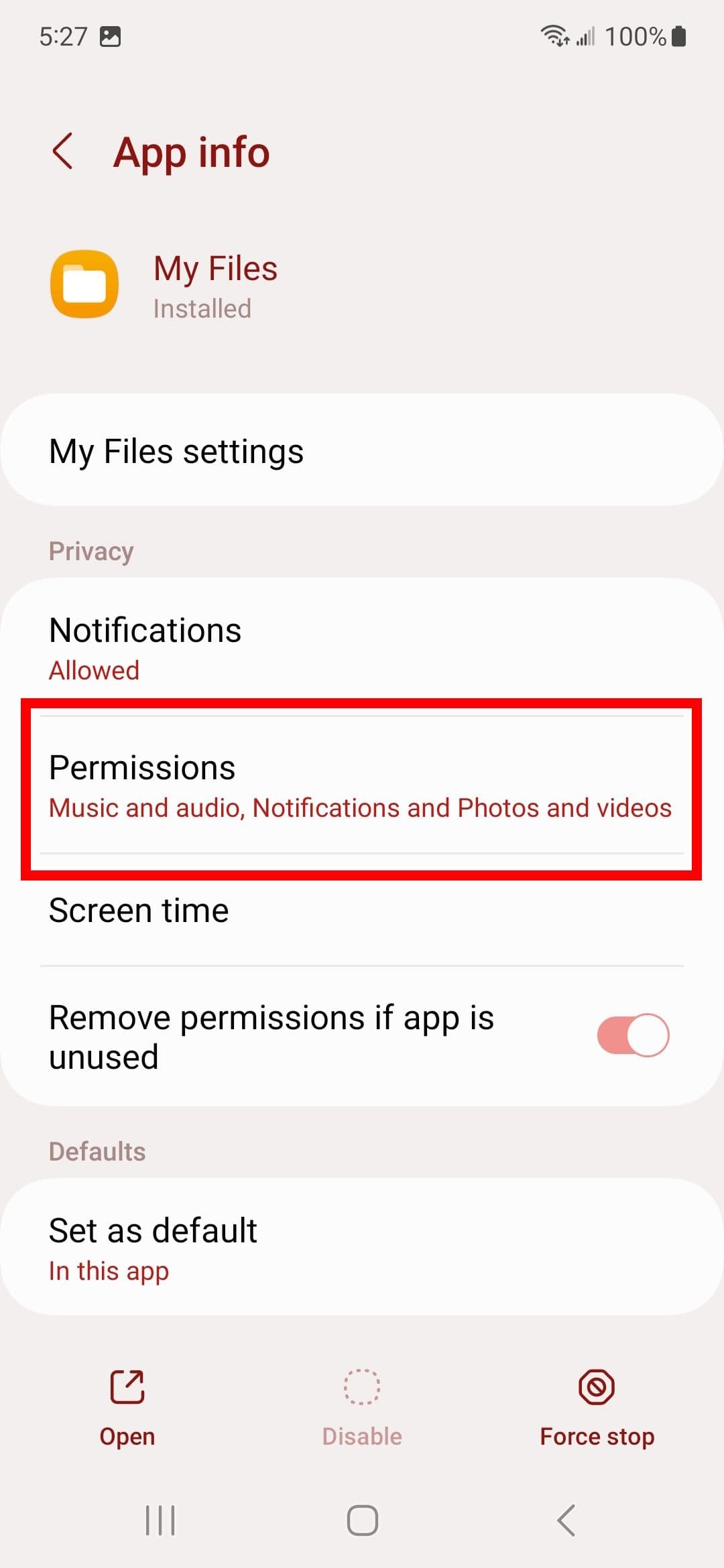 Κόκκινο ορθογώνιο περίγραμμα πλαισίου πάνω από τα δικαιώματα στις Πληροφορίες εφαρμογής σε ένα Samsung Galaxy S23