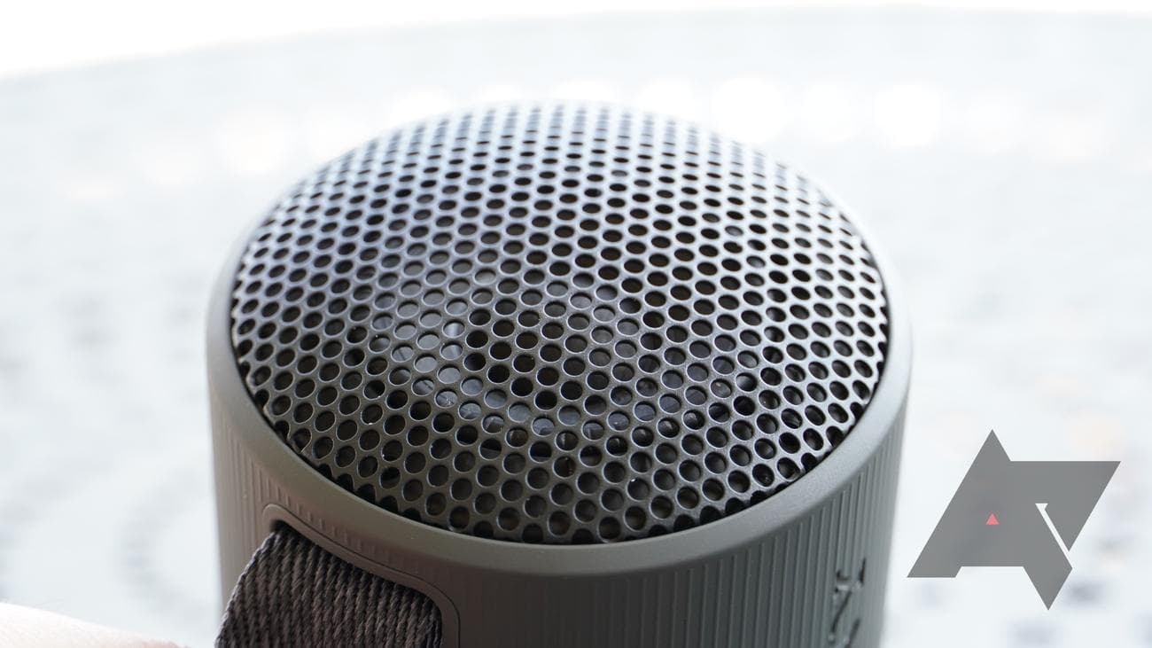 Ηχείο Bluetooth Sony SRS-XB100 από κοντά στη μάσκα