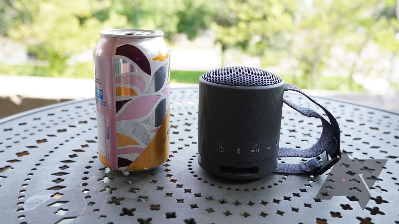 Ηχείο Bluetooth Sony SRS-XB100 δίπλα σε κουτάκι αναψυκτικού