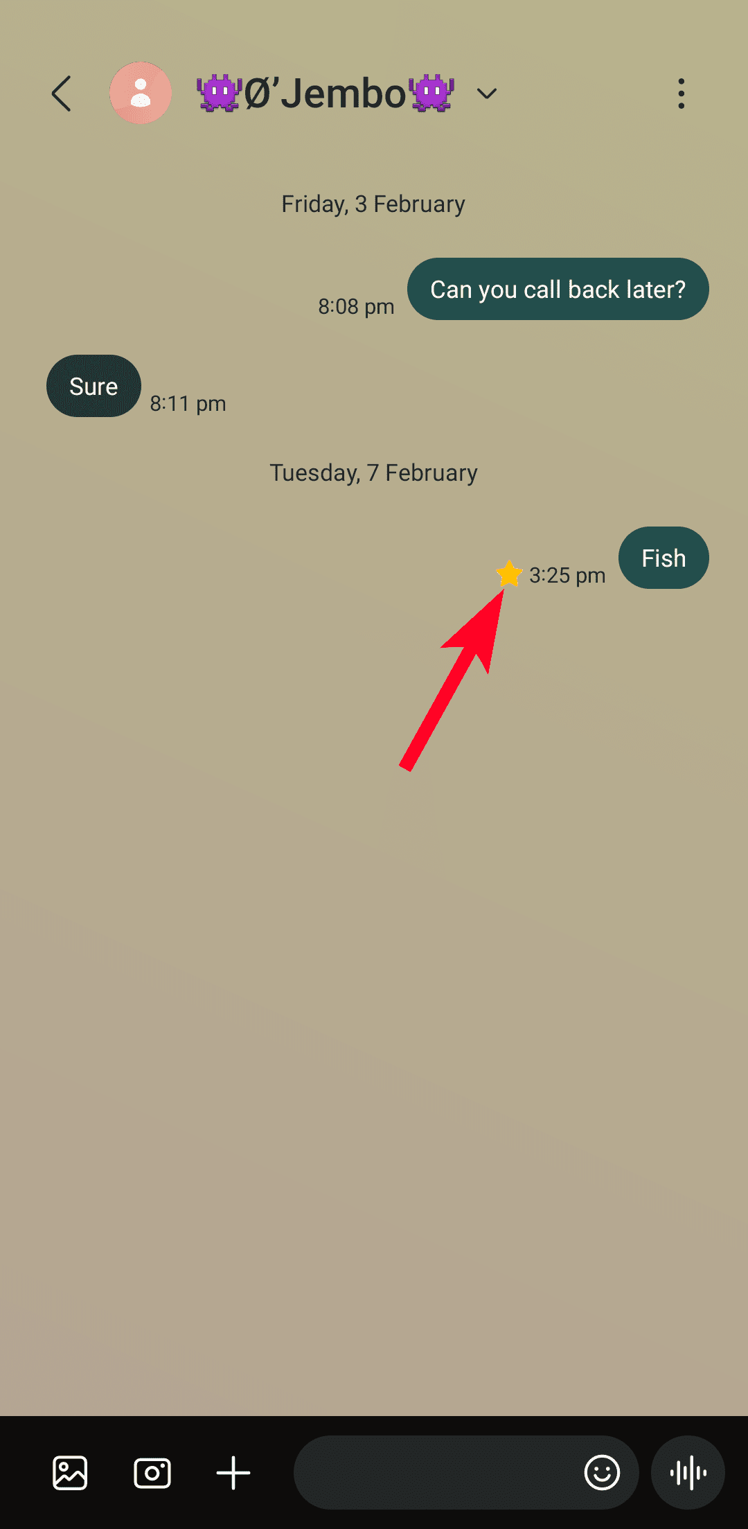Το κίτρινο αστέρι εμφανίζεται δίπλα στο μήνυμα Samsung με αστέρι