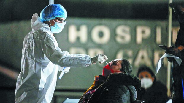 Έρις: Νέο στέλεχος του κοροναϊού εξαπλώνεται σε Ευρώπη και Ασία