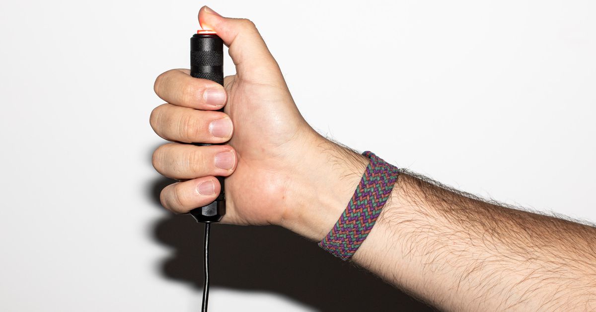  Αυτό το κουμπί USB βοηθά στον κίνδυνο!  οι διαγωνιζόμενοι παίρνουν το buzz τους
