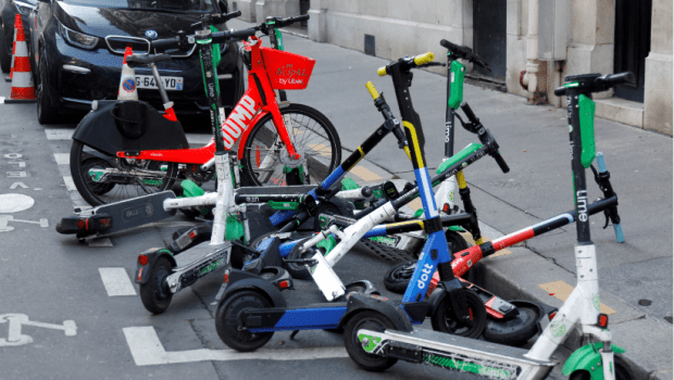 Γαλλία: Αποσύρονται από το Παρίσι τα ενοικιαζόμενα ηλεκτρικά σκούτερ
