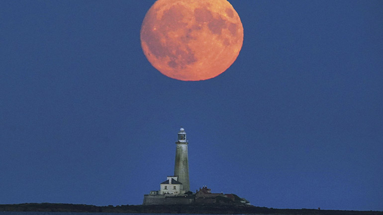 Εντυπωσιακές εικόνες από το «Φεγγάρι του Ελαφιού»