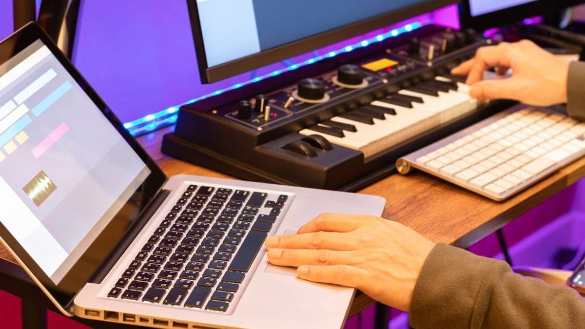 Η Google και η UMG ενδέχεται να δημιουργήσουν μια τεχνητή νοημοσύνη που θα αναπαράγει τις φωνές των καλλιτεχνών
