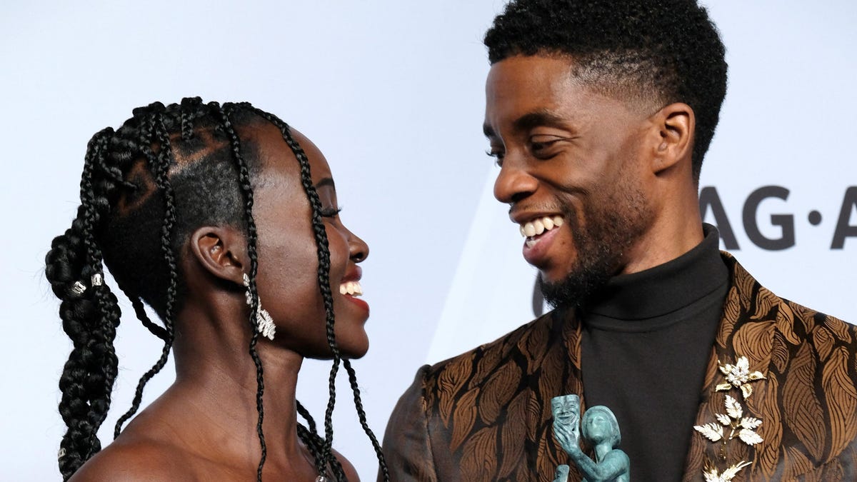 Η Lupita Nyong'o αποτίει φόρο τιμής στον Chadwick Boseman για την επέτειο του θανάτου του

