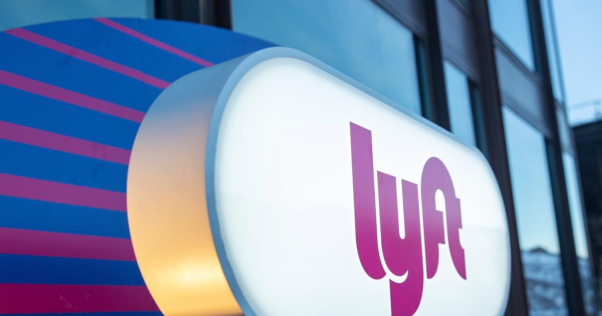 Η Lyft σχεδιάζει να καταργήσει τις αυξημένες τιμές, τις οποίες οι αναβάτες μισούν «με φλογερό πάθος»
