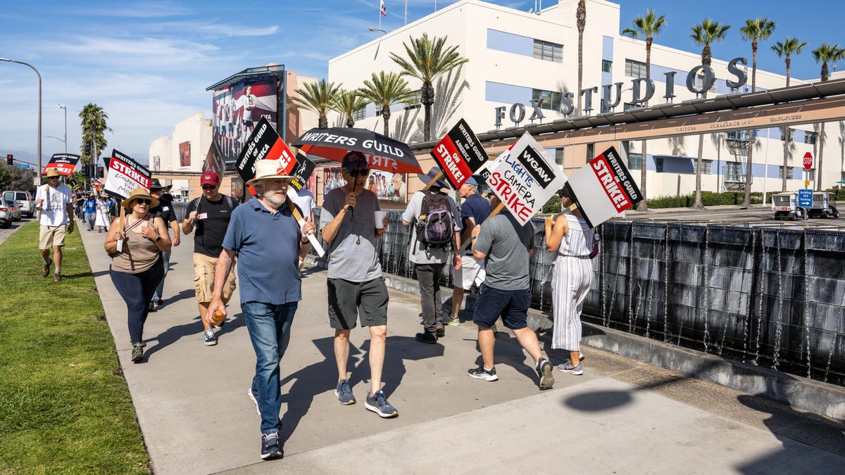 Η WGA κατηγορεί την AMPTP ότι δίνει διαλέξεις σε απεργούς αντί για διαπραγματεύσεις
