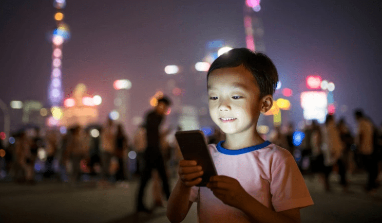 Η Κίνα θέλει να περιορίσει τη χρήση smartphone από παιδιά στα 40 λεπτά τη μέρα