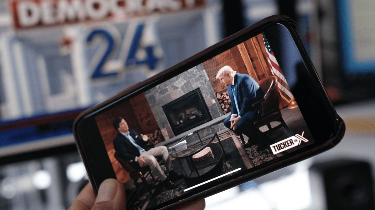 Η συνέντευξη του Tucker Carlson στον Τραμπ δεν έχει 230 εκατομμύρια προβολές βίντεο στο X
