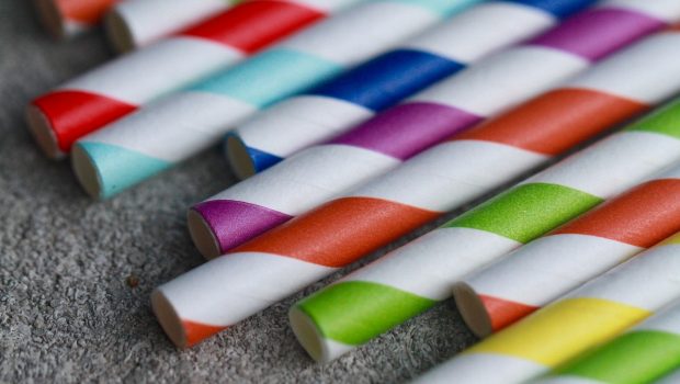 Καλαμάκια από χαρτί και μπαμπού – Το 80-90% με τοξικές ουσίες