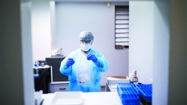 Κοροναϊός: Νέα έξαρση στην καρδιά του καλοκαιριού – Εξαπλώνεται το στέλεχος Έρις