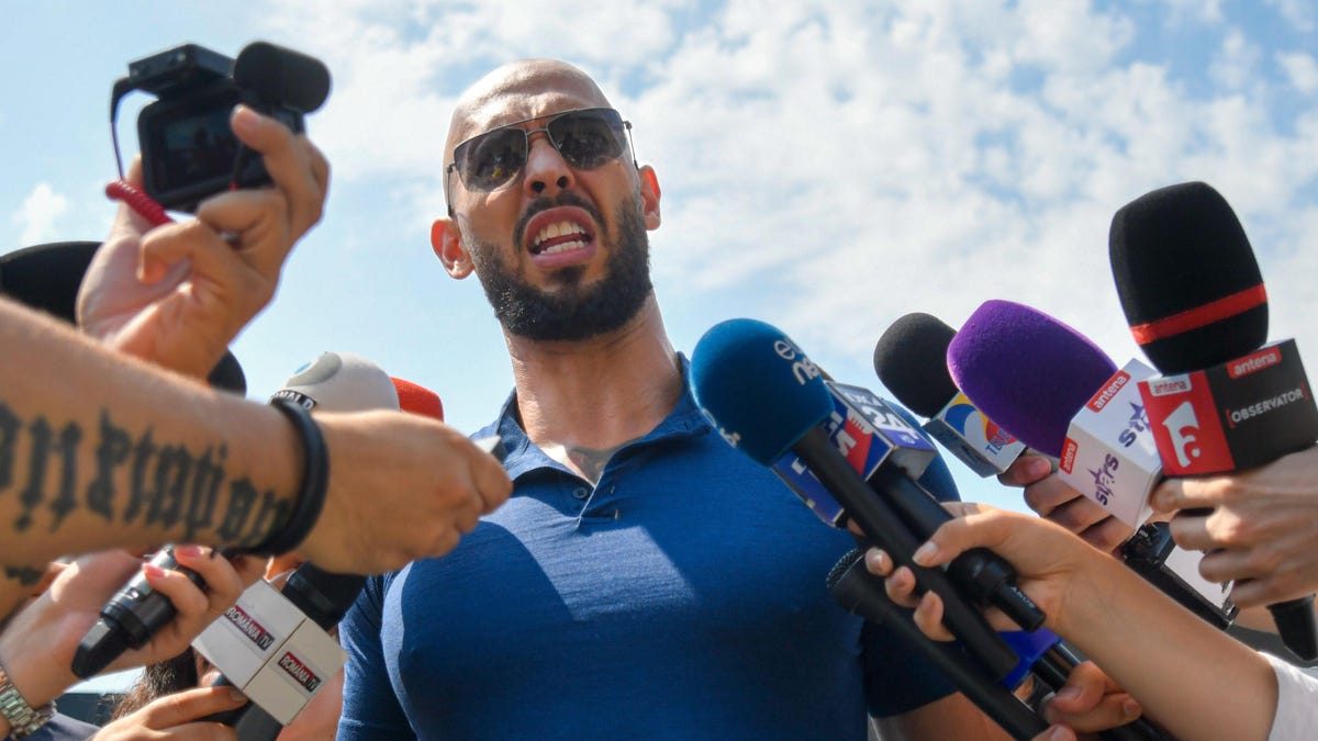 Ο Andrew Tate δεν βρίσκεται πια υπό κατ' οίκον περιορισμό στη Ρουμανία
