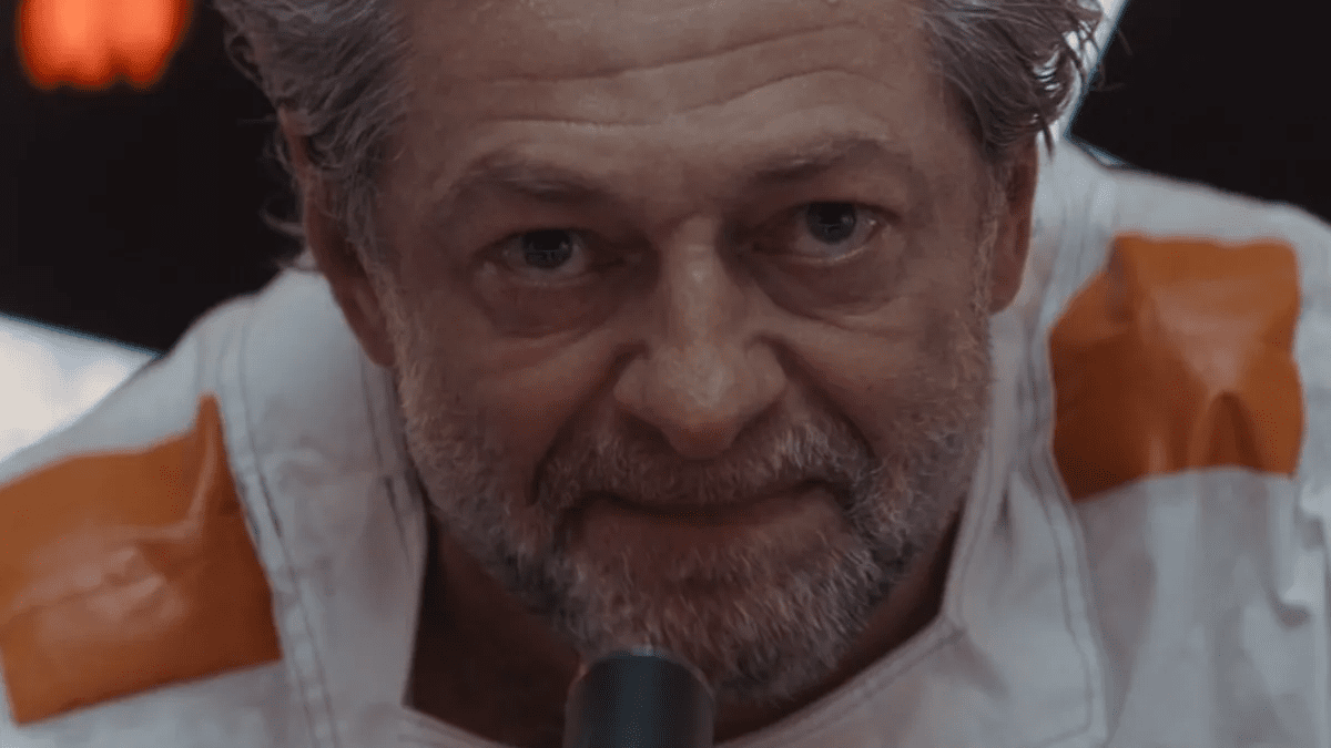 Ο Tony Gilroy του Andor δίνει φλογερό λόγο στο WGA Picket Line
