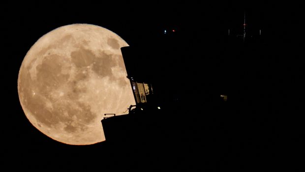 Σελήνη: Ινδική αποστολή σε τροχιά, ετοιμάζεται για προσσελήνωση