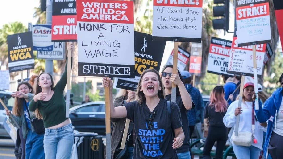 Τα στούντιο διαφημίζουν θέσεις εργασίας σε τεχνητή νοημοσύνη 1 εκατομμυρίου δολαρίων, ενώ οι συγγραφείς του Χόλιγουντ παραμένουν σε απεργία
