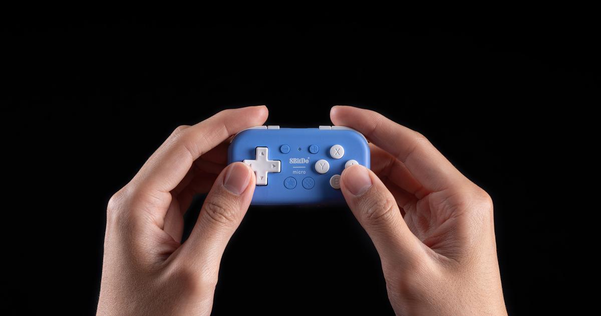 Το 8BitDo γέμισε 16 κουμπιά στο μικρό χειριστήριο Micro του που αγκάλιασε τα χέρια
