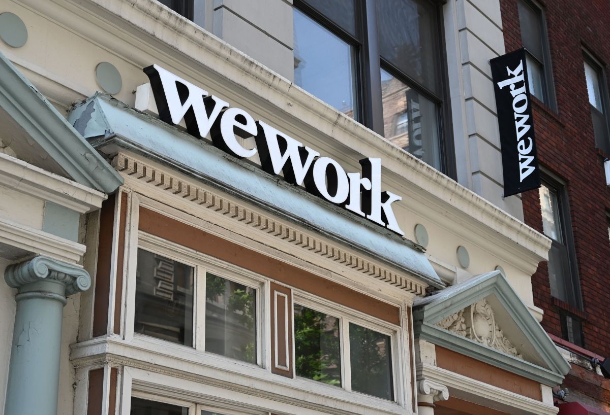 Το WeWork μεταβαίνει από αποτίμηση 47 δισεκατομμυρίων δολαρίων σε «ουσιώδεις αμφιβολίες» σχετικά με την «ικανότητά του να συνεχίσει ως δρώσα εταιρεία»
