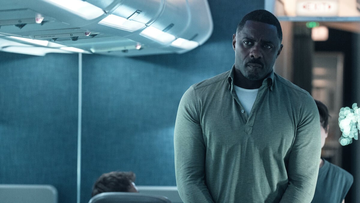 Το αεροπλάνο θρίλερ «Hijack» του Idris Elba είναι το τέλειο καλοκαιρινό φαγοπότι
