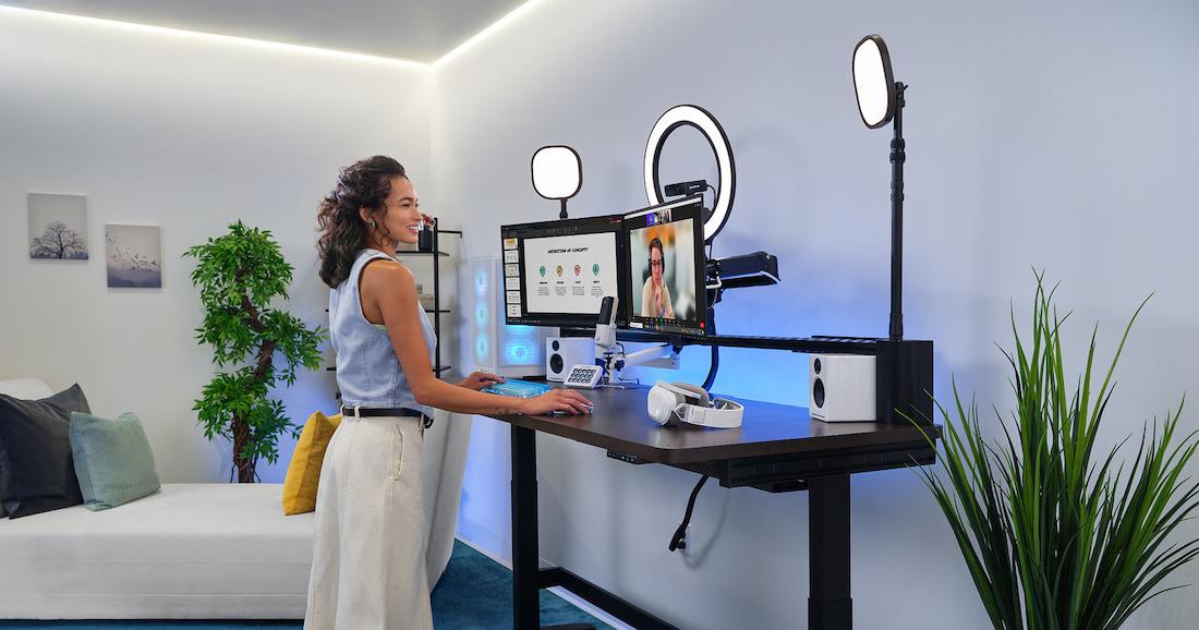 Το πρώτο όρθιο γραφείο της Corsair είναι ένα τεράστιο και επεκτάσιμο all-in-one
