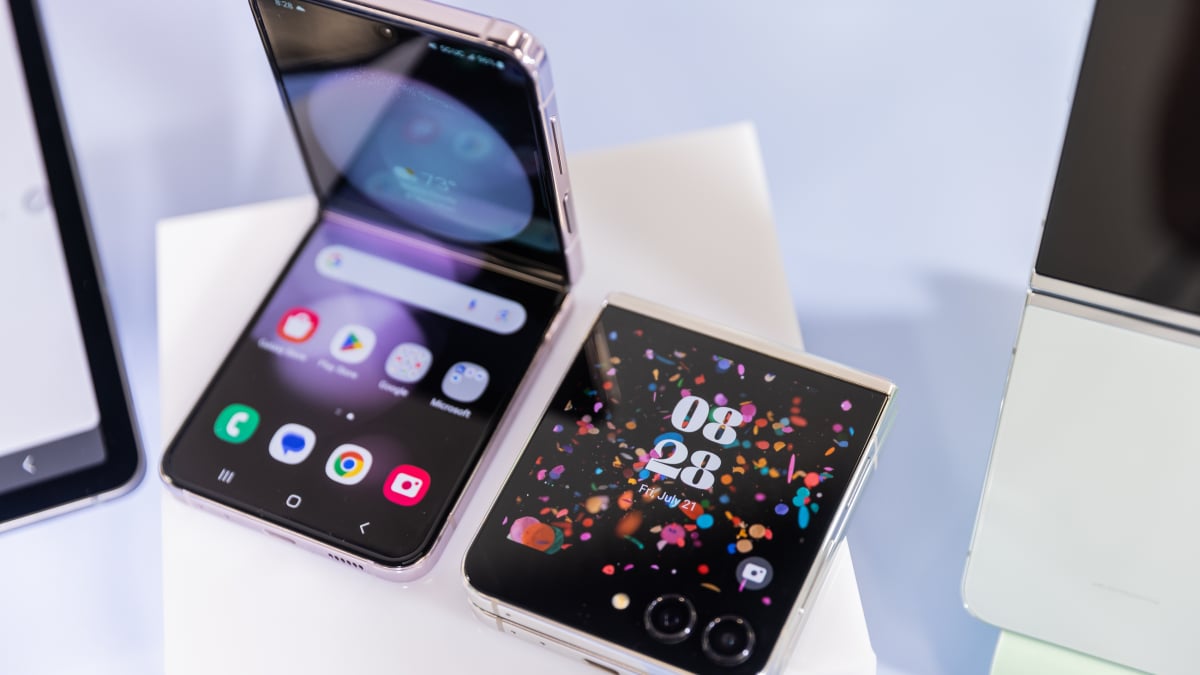 Υπάρχει μια viral ζωντανή ροή YouTube που αναδιπλώνει τα τηλέφωνα ξανά και ξανά μέχρι να σπάσουν
