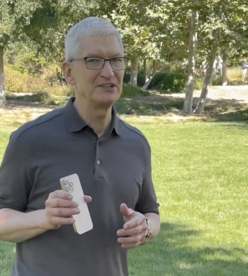 Ο Tim Cook διαλέγει το χρώμα του iPhone του