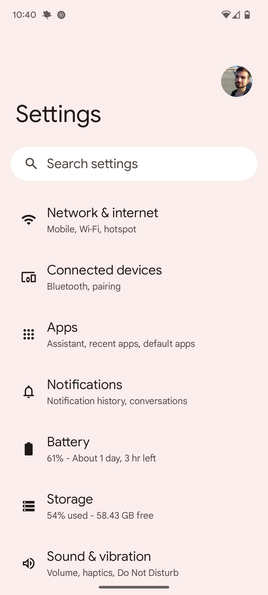 Στιγμιότυπο οθόνης του μενού ρυθμίσεων Pixel με παστέλ πορτοκαλί φόντο.