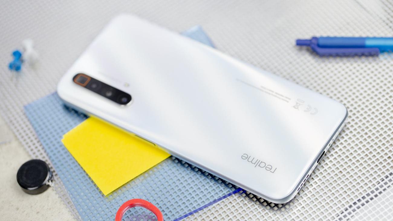 Realme: teaser για νέο κινητό με κάμερα περισκοπίου