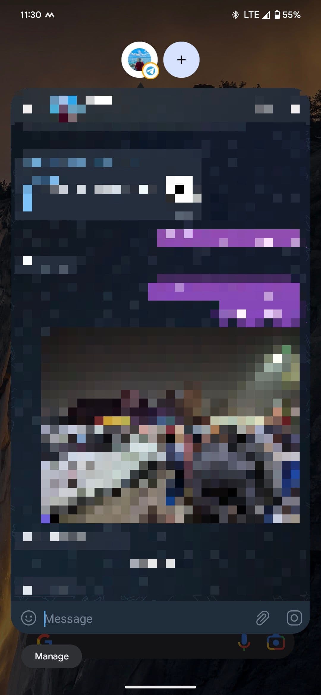 Ένα στιγμιότυπο οθόνης μιας συνομιλίας στο Telegram σε σκοτεινή λειτουργία με τις συνομιλίες και τις εικόνες σε pixel.