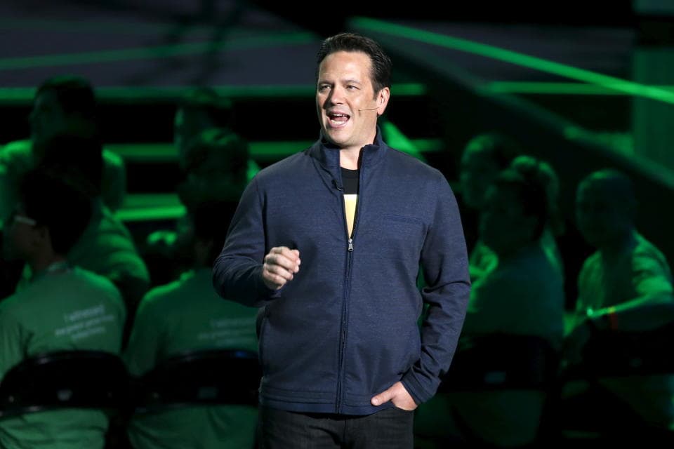 Ο Phil Spencer, επικεφαλής του Xbox, ανακοινώνει τη συμβατότητα προς τα πίσω για την αναπαραγωγή όλων των παιχνιδιών Xbox 360 στο Xbox One κατά τη διάρκεια της ενημέρωσης μέσων ενημέρωσης Xbox του εκδότη παιχνιδιών Microsoft πριν από την ημέρα έναρξης της Electronic Entertainment Expo, ή E3, στο Λος Άντζελες, Καλιφόρνια, Ηνωμένες Πολιτείες, τον Ιούνιο 15, 2015. REUTERS/Λούσι Νίκολσον 