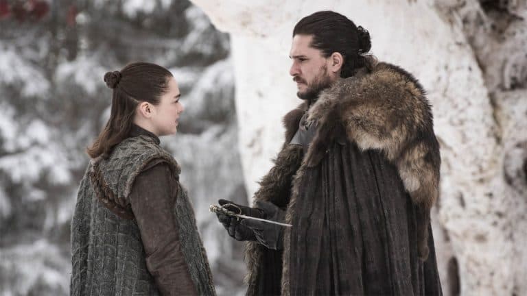 Η Maisie Williams ως Arya Stark και η Kit Harington ως Jon Snow στο Game of Thrones.