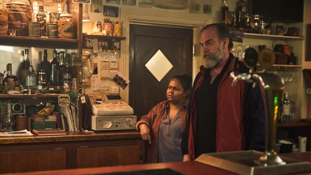 Η Ursula Yovich και ο Hugo Weaving in "Το Royal Hotel."