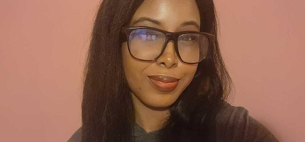 Η Kimberly Gedeon φοράει έξυπνα γυαλιά AirGo 3