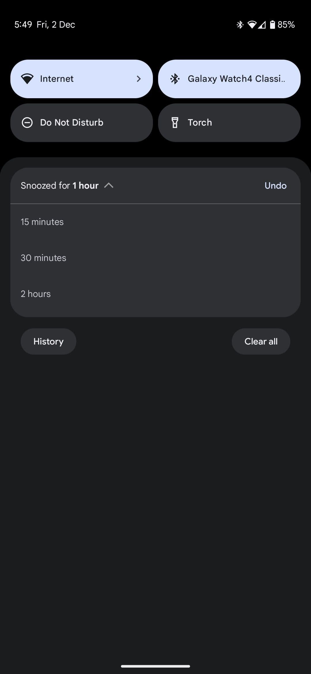 Ένα στιγμιότυπο οθόνης του μενού αναβολής ειδοποιήσεων Pixel σε σκοτεινή λειτουργία.