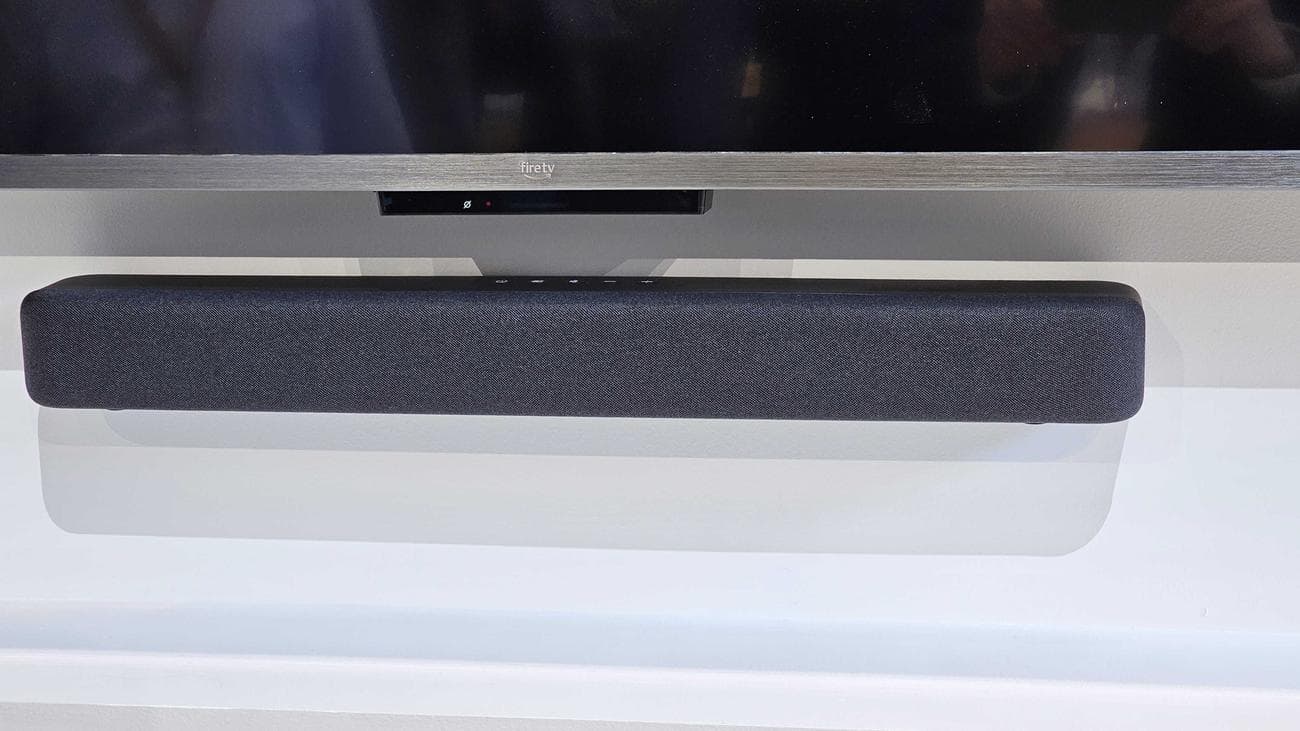 Η μπάρα ήχου Amazon Fire TV τοποθετείται σε τοίχο
