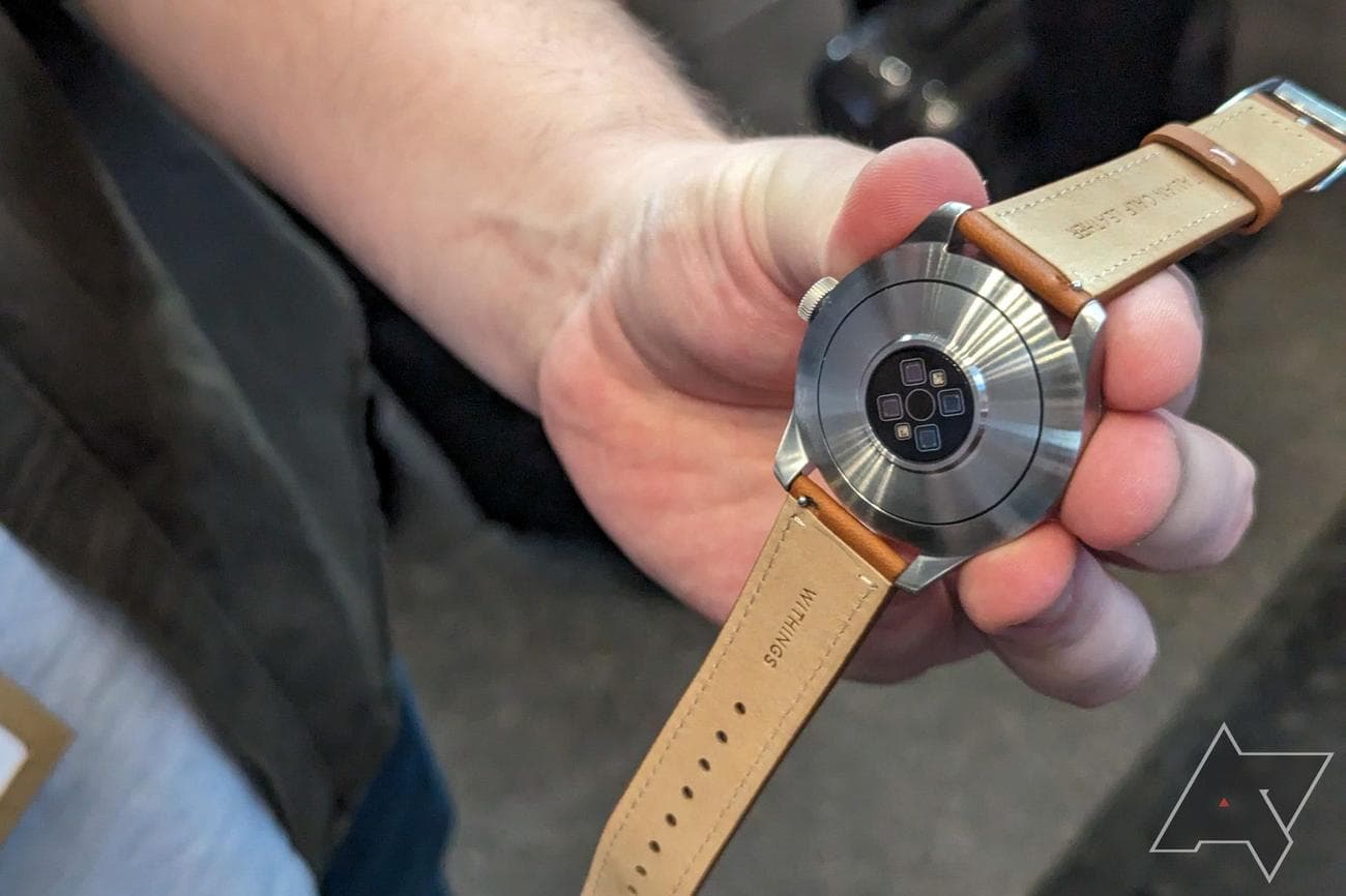 Κρατώντας το Withing ScanWatch 2, εμφανίζει πίσω θήκη