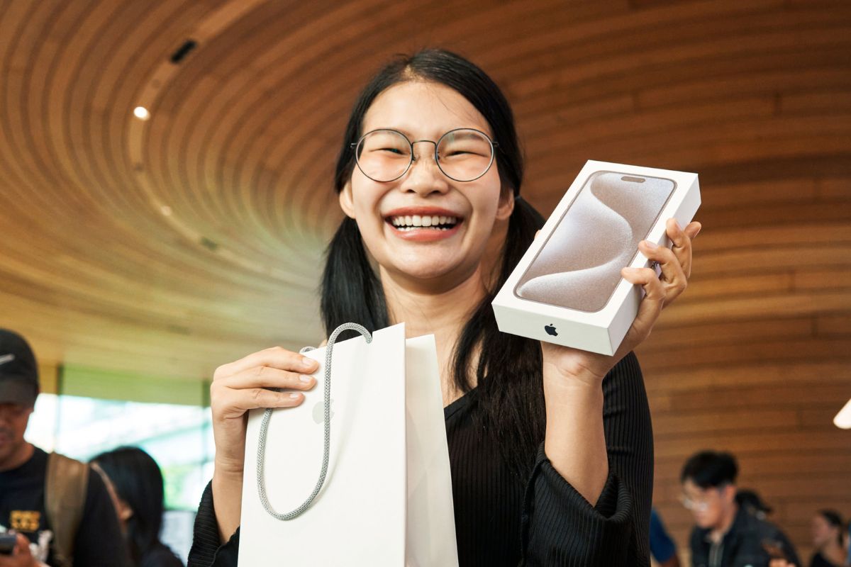 Η Apple γιορτάζει την κυκλοφορία του iPhone 15 στο κατάστημα με εικόνες Apple Store σε όλο τον κόσμο