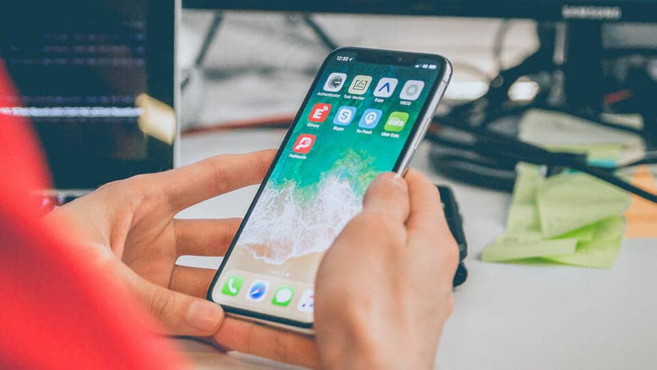 Κίνα iPhone, Η Κίνα απαγορεύει τη χρήση iPhone από κυβερνητικούς αξιωματούχους