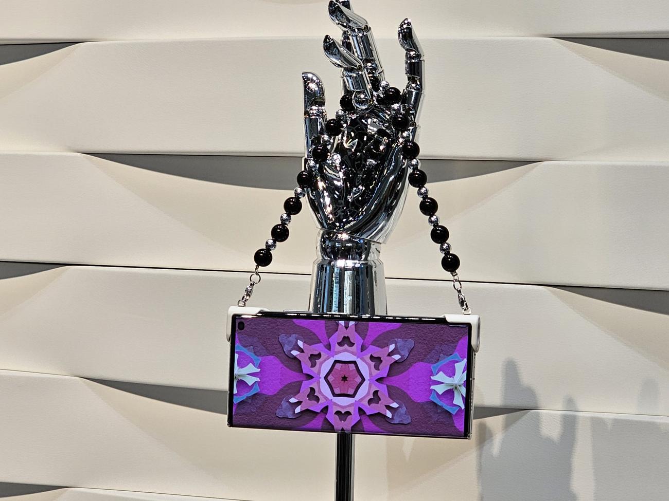 Κίνα: Κατασκευαστής smartphone παρουσίασε το πρώτο κινητό... τσαντάκι - Οικονομικός Ταχυδρόμος