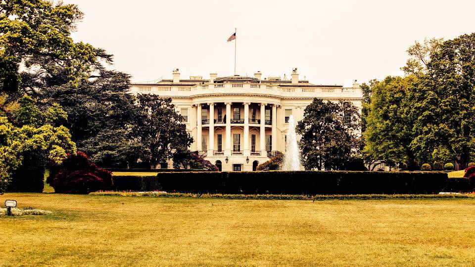 Κατηγορεί την Κίνα για αντίοποινα, στη «σκιά» της απαγόρευσης του iPhone — InfoCom