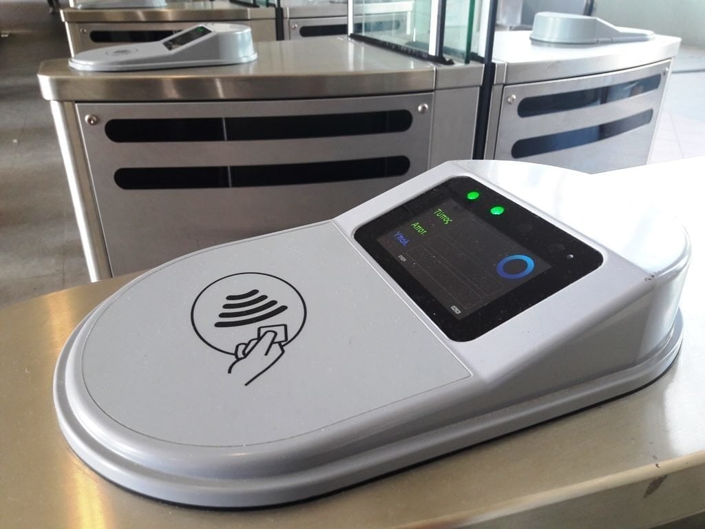 Ξεκινάει πιλοτικά η δυνατότητα μετακινήσεων στις συγκοινωνίες της Αττικής με χρήση τραπεζικών καρτών