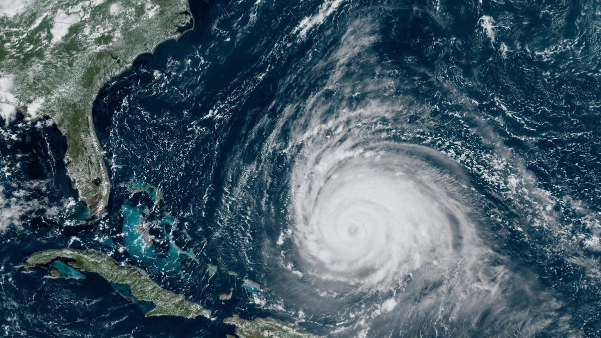 Ο τυφώνας Lee ανεβαίνει στη Νέα Αγγλία και τον παράκτιο Καναδά
