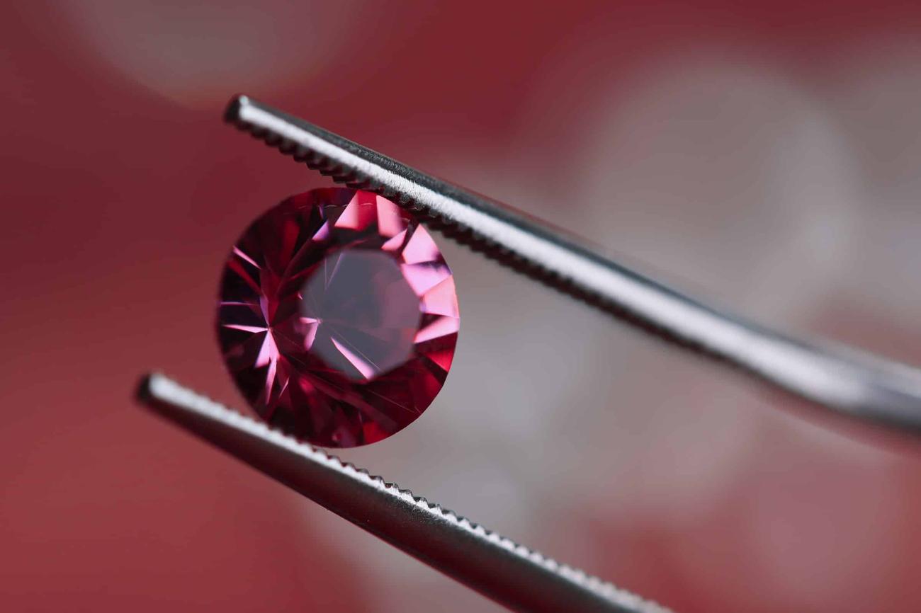 Οι επιστήμονες είναι πιο κοντά από ποτέ στο να καταλάβουν πώς κατασκευάζονται τα ροζ διαμάντια
