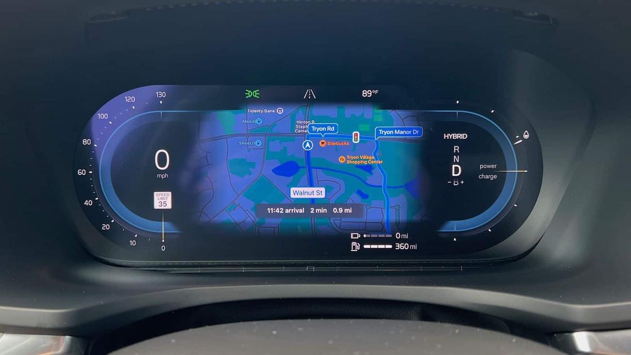 Πραγματικά με την εμπειρία CarPlay Apple Maps της Volvo με διπλή οθόνη
